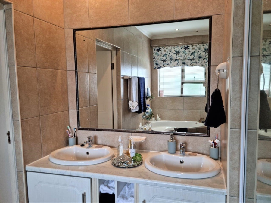 5 Bedroom Property for Sale in Melodie North West